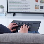 Logitech K400 Plus - Teclado inalámbrico para televisores conectados a PC, QWERTY español, Color Negro + M185, Ratón inalámbrico, Óptico, 2.4 GHz, USB, Negro - Imagen 4